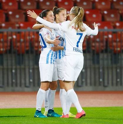 12.10.2016 Letzigrund Stadion Zürich , SCHWEIZ , Saison 2016 2017 Frauen UEFA Champions League FC Zürich Frauen - SK Sturm Graz Torjubel vl. Fabienne Humm , Naomi Megroz und Sanni Franssi (FCZ Frauen) 