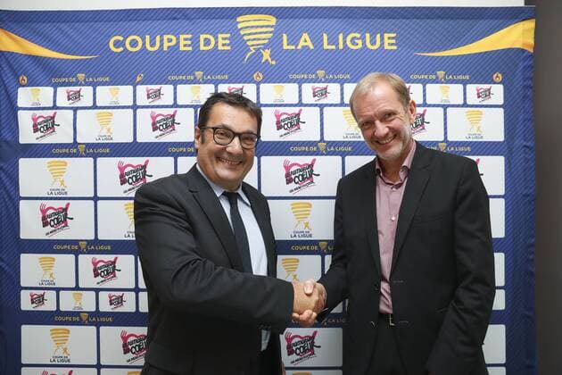 Fußball, Frankreich: Coupe de la Ligue Pressekonferenz Didier Quillot ( Directeur General Executif de la LFP) Olivier Berthe ( President des Restos du Ciur ) FOOTBALL : Renouvellement partenariat de la Coupe de la ligue avec les Restos du Coeur - 13 10 2016 GwendolineLeGoff Panoramic 