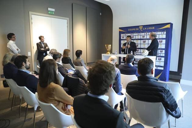 Fußball, Frankreich: Coupe de la Ligue Pressekonferenz Didier Quillot ( Directeur General Executif de la LFP) Olivier Berthe ( President des Restos du Ciur ) FOOTBALL : Renouvellement partenariat de la Coupe de la ligue avec les Restos du Coeur - 13 10 2016 GwendolineLeGoff Panoramic 