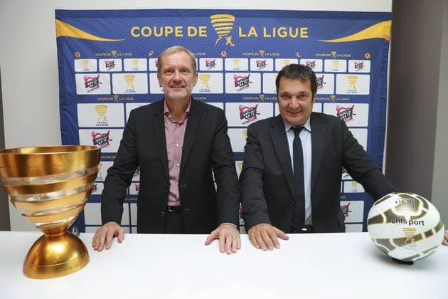 Fußball, Frankreich: Coupe de la Ligue Pressekonferenz Olivier Berthe ( President des Restos du Ciur ) et Didier Quillot ( Directeur General Executif de la LFP) FOOTBALL : Renouvellement partenariat de la Coupe de la ligue avec les Restos du Coeur - 13 10 2016 GwendolineLeGoff Panoramic 