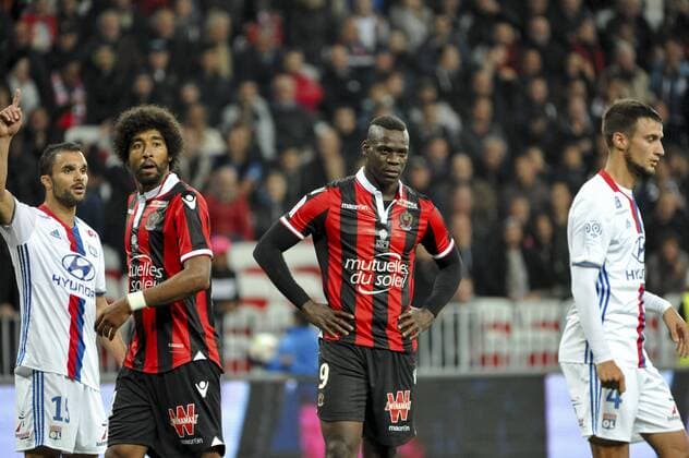 Fußball, OGC Nizza - Olympique Lyon Mario Balotelli (OGC Nice) - Dante (OGC Nice) FOOTBALL : OGC Nice vs Lyon - Ligue 1 - 14 10 2016 NorbertScanella 