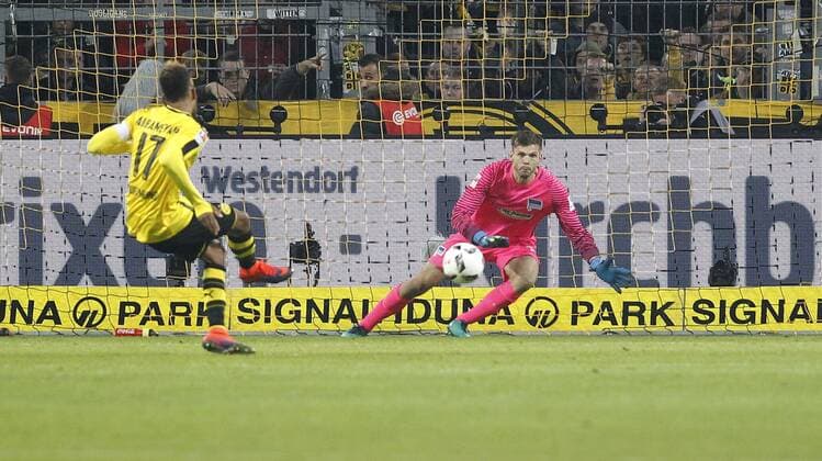 Dortmund, Signal-Iduna-Park, 14.10.16: Torwart Rune Jarstein (Hertha BSC Berlin) hält den Elfmeter von Pierre-Emerick Aubameyang (Borussia Dortmund) im Spiel der 1. Bundesliga zwischen Borussia Dortmund vs. Hertha BSC Berlin in der Saison 2016 2017.