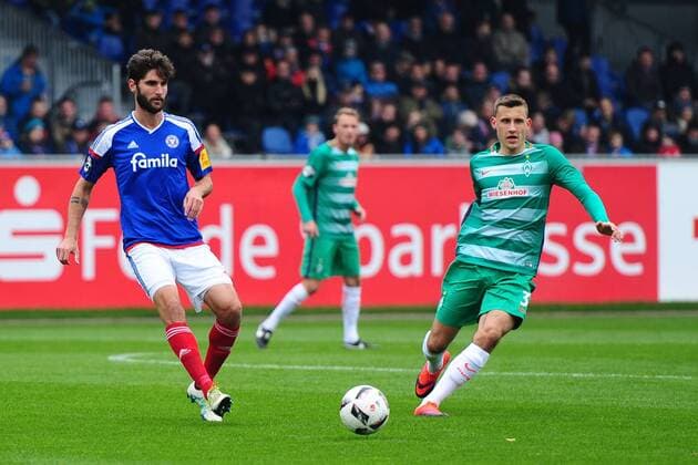 Kiel, 15. Oktober 2016 Fußball, Saison 2016 2017, 3. Liga,11. Spieltag, Holstein Kiel - SV Werder Bremen II: Niklas Hoheneder (Holstein Kiel, 4) - Maximilian Eggestein (SV Werder Bremen II, 35)