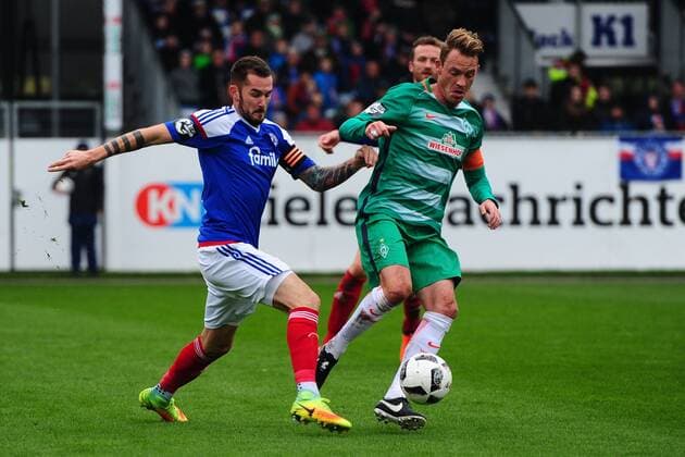 Kiel, 15. Oktober 2016 Fußball, Saison 2016 2017, 3. Liga,11. Spieltag, Holstein Kiel - SV Werder Bremen II: Dominik Schmidt (Holstein Kiel, 3) - Rafael Kazior (SV Werder Bremen II, 32)