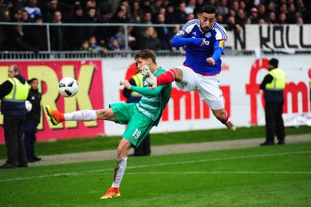 Kiel, 15. Oktober 2016 Fußball, Saison 2016 2017, 3. Liga,11. Spieltag, Holstein Kiel - SV Werder Bremen II: Milad Salem (Holstein Kiel, 20) - Luca-Milan Zander (SV Werder Bremen II, 19)
