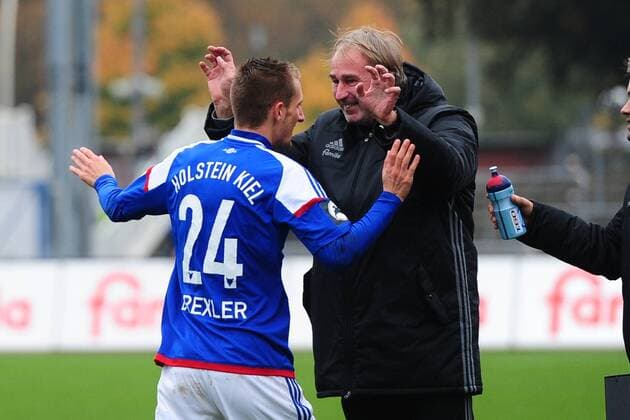 Kiel, 15. Oktober 2016 Fußball, Saison 2016 2017, 3. Liga,11. Spieltag, Holstein Kiel - SV Werder Bremen II: Dominick Drexler (Holstein Kiel, 24) läuft nach seinem Tor zum Betreuer Tim Petersen (Betreuer Holstein Kiel)