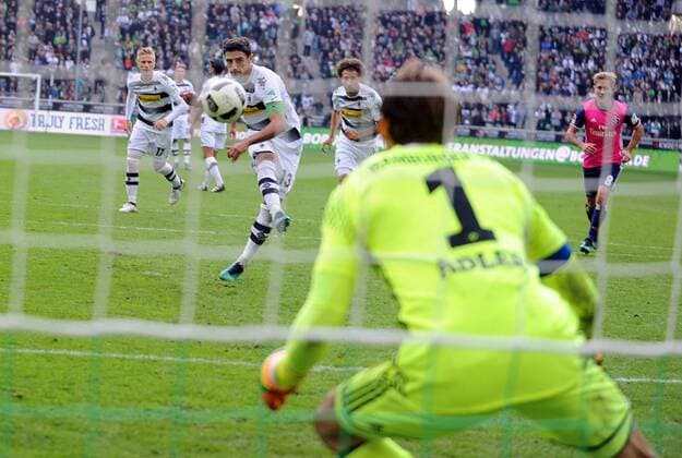 Borussia Mönchengladbach - Hamburger SV 15.10.2016. Lars Stindl (BMG) verschießt Elfmeter gegen Tw. Adler (HSV). HM