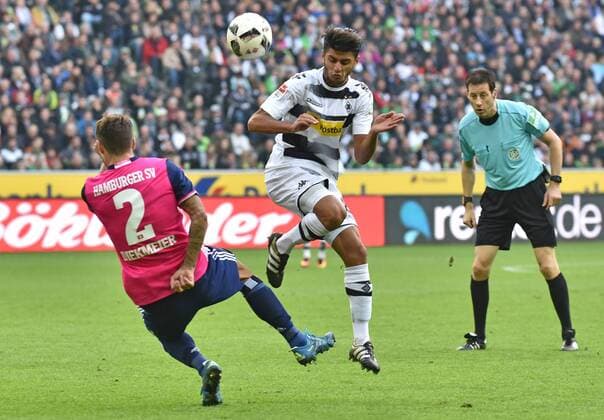 15.10.2016, xblx, Fussball 1.Bundesliga, Borussia Moenchengladbach - Hamburger SV, emspor v.l. Dennis Diekmeier (Hamburger SV), Mahmoud Dahoud (Borussia Mönchengladbach), Schiedsrichter Wolfgang Stark Moenchengladbach