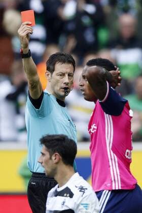 Mönchengladbach, Deutschland, 1. Fu§ball- BL, Spieltag 7, Borussia Mönchengladbach - Hamburger SV 0-0 am 15. 10. 2016 im Borussia Park in Mönchengladbach Schiedsrichter Wolfgang STARK li.- zeigt CLEBER (HSV) re.- die rote Karte