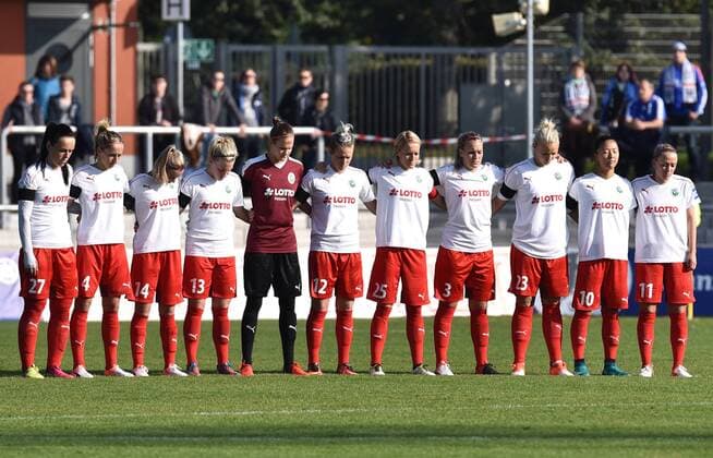 16.10.2016, xblx, Fussball 1.Bundesliga Damen, 1.FFC Frankfurt - USV Jena, emspor, v.l. Schweigeminute für Larissa Gördel Frankfurt am Main