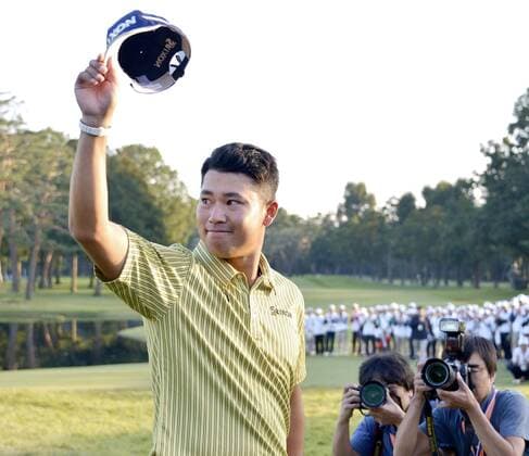 Bilder des Tages - SPORT Matsuyama wins Japan Open Golf Championship for 1st time Hideki Matsuyama of Japan raises his cap after winning the Japan Open Golf Championship at Sayama Golf Club in Iruma, Saitama Prefecture, north of Tokyo, on Oct. 16, 2016. U.S. PGA Golf Herren Tour regular Matsuyama won the prestigious title for the first time with a 5-under 275. 