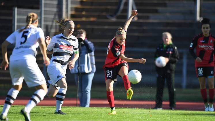 Selina Wagner (SC Freiburg) (31) Torschuss - Frontal, Allianz Frauen-Bundesliga : Borussia Mönchengladbach - SC Freiburg, xmkx