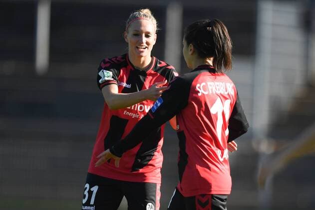 Jubel, Freuen, celebrate, happy, cheer , Goal Celebration SC Freiburg 0:1 Selina Wagner (SC Freiburg) (31) mit Torschützin Hasret Kayikci (SC Freiburg) (11), Allianz Frauen-Bundesliga : Borussia Mönchengladbach - SC Freiburg, xmkx