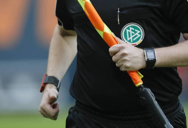 Linienrichter mit Fahne, zeigt, hebt, deutet, entscheidet, an der Seitenlinie, Uhr zeigt GOAL Torlinientechnik, Technik, Anzeige, Uhr DFB Logo Polar Uhr Pulsuhr FC AUGSBURG - FC SCHALKE 04 1-1 Fussball 1. Bundesliga , Augsburg, am 15.10.2016, 07.Spieltag, Saison 2016 2017, 1.Liga, 1.Bundesliga,FCA