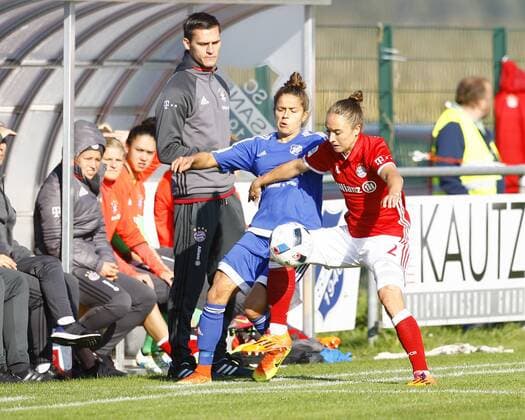 SC Sand - FC Bayern München Laura FEIERSINGER, SC Sand - Gina LEWANDOWSKI, FCB, Aktion quer, unter Beoabachtung von Thomas WOERLE (WÖRLE), Trainer FCB, Fußball, Frauen, Allianz-Frauen-Bundesliga Saison 2016 2017
