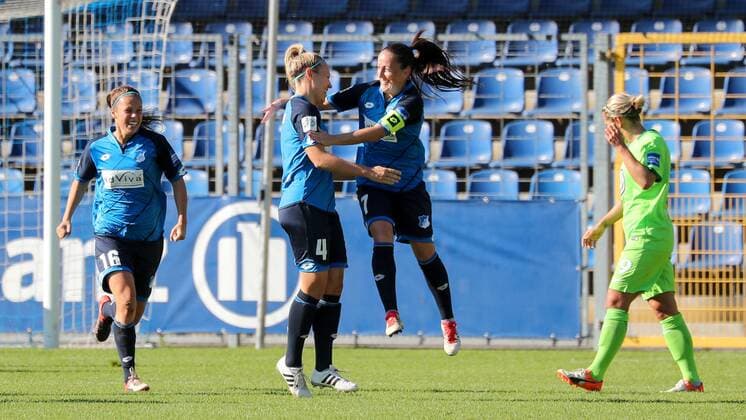 v.li.: Nicole Billa (TSG, 16), Torschützin Kristin Demann (TSG, 4) und Martina Moser (TSG, 7) jubeln über das Tor zum 1:0, Jubel, Torjubel, Torerfolg, celebrate the goal, goal, celebration, Jubel ueber das Tor, optimistisch, Action, Aktion, Fussball, Allianz Frauen-Bundesliga, TSG 1899 Hoffenheim - VfL Wolfsburg, xozx