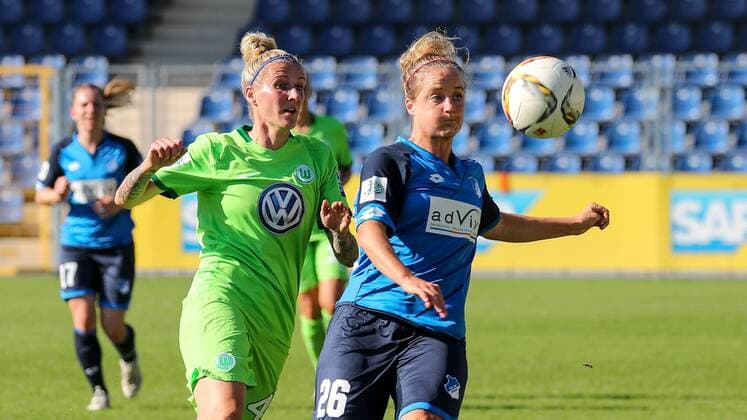v.li.: Anja Mittag (Wolfsburg, 41), Sophie Howard (TSG, 26), Zweikampf, Duell, duel, tackle, tackling, Dynamik, Action, Aktion, Fussball, Allianz Frauen-Bundesliga, TSG 1899 Hoffenheim - VfL Wolfsburg, xozx