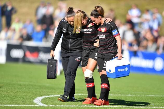 wird verletzt vom Spielfeld gebracht Nina Ehegötz (Bayer 04 Leverkusen) (11), Allianz Frauen-Bundesliga : MSV Duisburg - Bayer 04 Leverkusen, xmkx