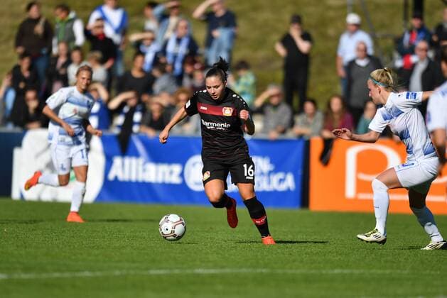 im Vorwärtslauf in Aktion, in Action Laura Widak (Bayer 04 Leverkusen) (16), Allianz Frauen-Bundesliga : MSV Duisburg - Bayer 04 Leverkusen, xmkx