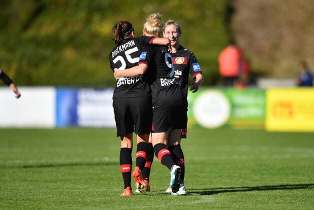 Jubel, Freuen, celebrate, happy, cheer , Goal Celebration über 0:1 - Rieke Dieckmann (Bayer 04 Leverkusen) (25) mit Torschützin Merle Barth (Bayer 04 Leverkusen) (9) und Henrietta Csiszar (Bayer 04 Leverkusen) (14), Allianz Frauen-Bundesliga : MSV Duisburg - Bayer 04 Leverkusen, xmkx