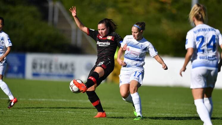 Stoppt Ball artistisch Laura Widak (Bayer 04 Leverkusen) (16) vor Yvonne Zielinski (MSV Duisburg) (17), Allianz Frauen-Bundesliga : MSV Duisburg - Bayer 04 Leverkusen, xmkx
