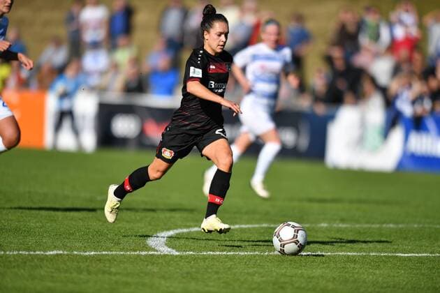 im Vorwärtslauf in Aktion, in Action Freisteller Francesca Weber (Bayer 04 Leverkusen) (21) alleine auf dem Weg zum Tor, Allianz Frauen-Bundesliga : MSV Duisburg - Bayer 04 Leverkusen, xmkx