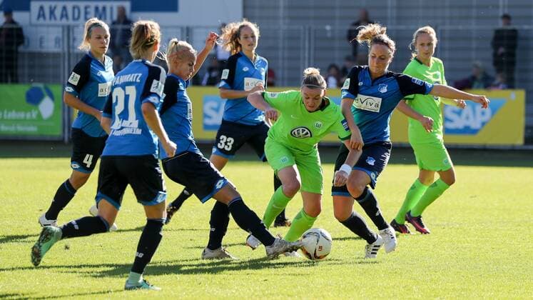 v.li.: Stephanie Breitner (TSG, 12), Alexandra Popp (Alex Popp, Wolfsburg, 11), Sophie Howard (TSG, 26), Zweikampf, Duell, duel, tackle, tackling, Dynamik, Action, Aktion, Fussball, Allianz Frauen-Bundesliga, TSG 1899 Hoffenheim - VfL Wolfsburg, xozx
