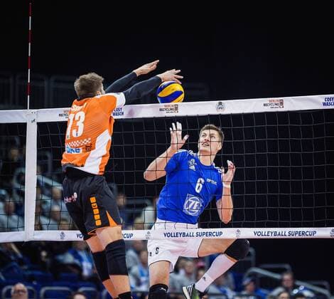 Berlin, Deutschland, 16.10.2016: Volleyball Supercup 2016 - Berlin Recycling Volleys - VfB Friedrichshafen. Felix Fischer (BR Volleys 6) gegen den Block aus Ruben Schott (BR Volleys 13)