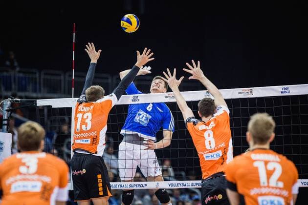 Berlin, Deutschland, 16.10.2016: Volleyball Supercup 2016 - Berlin Recycling Volleys - VfB Friedrichshafen. Michal Finger (Friedrichshafen 6) gegen den Block aus Ruben Schott (BR Volleys 13) und Graham Vigrass (BR Volleys 8)