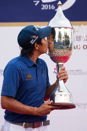Bilder des Tages - SPORT (161016) -- MACAO, Oct. 16, 2016 -- Thailand s Pavit Tangkamolprasert kisses the trophy during the awarding ceremony after beating India s Anirban Lahiri in the play-off at the Venetian Macao Open Golf Tournament in Macao, south China, Oct. 16, 2016. ) (wll) (SP)CHINA-MACAO-GOLF-MACAO OPEN (CN) CheongxKamxKa 
