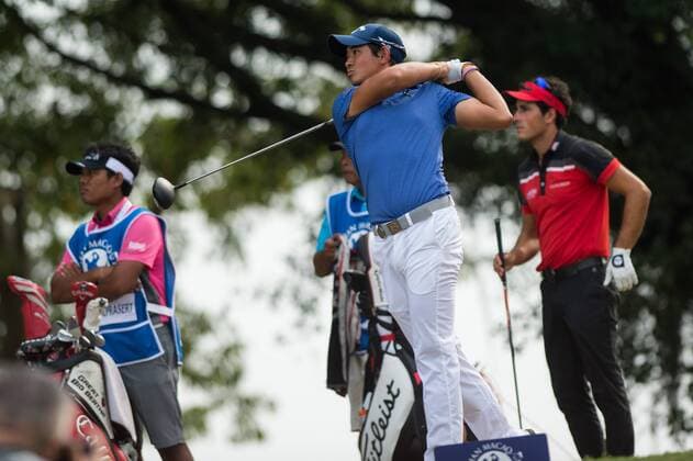 (161016) -- MACAO, Oct. 16, 2016 -- Thailand s Pavit Tangkamolprasert competes at the Venetian Macao Open Golf Tournament in Macao, south China, Oct. 16, 2016. Pavit Tangkamolprasert claimed the title by beating India s Anirban Lahiri in the play-off. ) (wll) (SP)CHINA-MACAO-GOLF-MACAO OPEN (CN) CheongxKamxKa 