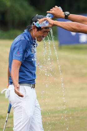 (161016) -- MACAO, Oct. 16, 2016 -- Thailand s Pavit Tangkamolprasert celebrates after beating India s Anirban Lahiri in the play-off at the Venetian Macao Open Golf Tournament in Macao, south China, Oct. 16, 2016. ) (wll) (SP)CHINA-MACAO-GOLF-MACAO OPEN (CN) CheongxKamxKa 