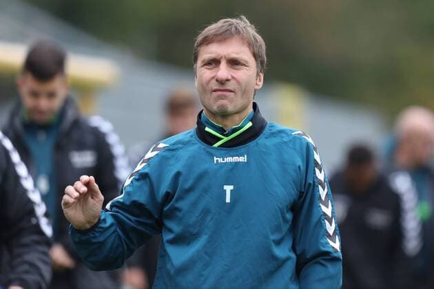 Flensburg, 16. October 2016 Fußball, Saison 2016 2017, Regionalliga Nord, 12. Spieltag, ETSV Weiche Flensburg - BSV Schwarz-Weiß Rehden: Daniel Jurgeleit (ETSV Weiche, Trainer) gestikuliert