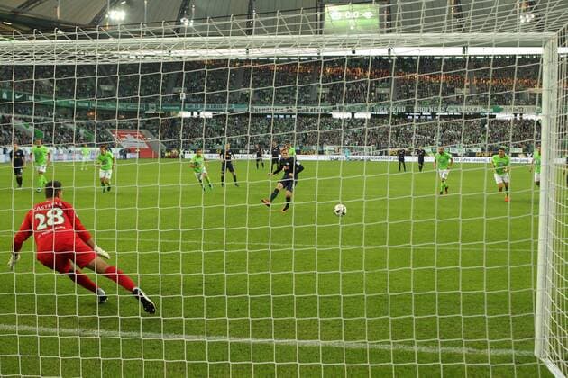 16.10.2016, xkvx, Fussball 1.Bundesliga, VfL Wolfsburg - RB Leipzig, emspor , v.l. Emil Forsberg (RB Leipzig) vergibt verschiesst schiesst daneben den Elfmeter Wolfsburg