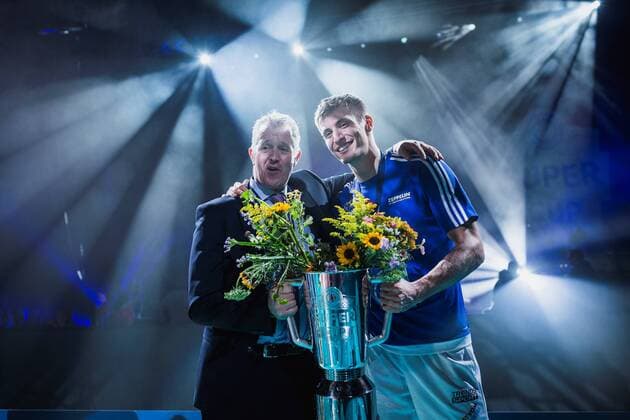 Bilder des Tages - SPORT Berlin, Deutschland, 16.10.2016: Volleyball Supercup 2016 - Berlin Recycling Volleys - VfB Friedrichshafen. Jubel mit Pokal, Trainer Vital Heynen (Friedrichshafen) und Michal Finger (Friedrichshafen 6)