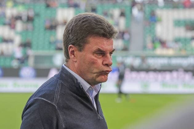 Aus 1. BL Saison 2016 17 VfL Wolfsburg gegen RB Leipzig 0:1 am 16.10.2016 in der VW Arena. Im Foto: VfL WOB Trainer Dieter Hecking vor Spielbeginn