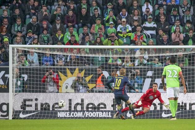 Aus 1. BL Saison 2016 17 VfL Wolfsburg gegen RB Leipzig 0:1 am 16.10.2016 in der VW Arena. Im Foto: RB Spieler Emil Forsberg 10 verschießt den Elfmeter (am Tor vorbei) gegen VfL TW Koen Casteels 28