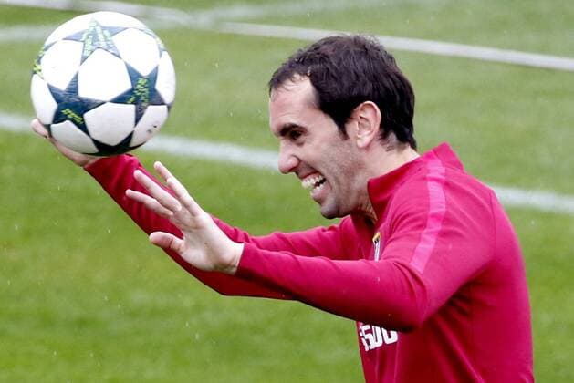 Fußball, Atletico Madrid Training Atletico Madrid s Uruguayan defender Diego Godin participates in his team s training session at Cerro del Espino complex in Majadahonda, near Madrid, central Spain, 17 October 2016. Atletico Madrid will face Rostov in Russia in a Champions League match on 19 October. ATLETICO MADRID TRAINING SESSION !ACHTUNG: NUR REDAKTIONELLE NUTZUNG!  20161017-636123028892815867
