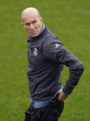 Fußball, CL, Real Madrid Training Real Madrid s French head coach Zinedine Zidane leads his team s training session at Valdebebas complex in Madrid, central Spain, 17 October 2016. Real Madrid will face Legia Warsaw at Santiago Bernabeu stadium in Madrid in a Champions League match on 18 October. Real Madrid training session !ACHTUNG: NUR REDAKTIONELLE NUTZUNG!  20161017-636123040172924726