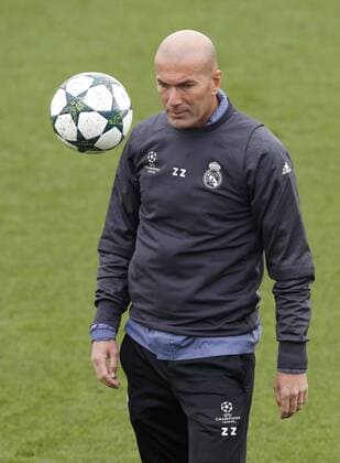 Fußball, CL, Real Madrid Training Real Madrid s French head coach Zinedine Zidane leads his team s training session at Valdebebas complex in Madrid, central Spain, 17 October 2016. Real Madrid will face Legia Warsaw at Santiago Bernabeu stadium in Madrid in a Champions League match on 18 October. Real Madrid training session !ACHTUNG: NUR REDAKTIONELLE NUTZUNG!  20161017-636123040196168577
