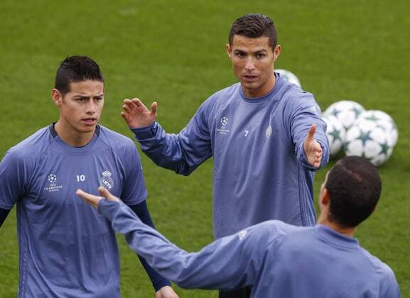 Bilder des Tages - SPORT Fußball, CL, Real Madrid Training Real Madrid s players Cristiano Ronaldo (R-back) and James Rodriguez (L-back) participate in their team s training session at Valdebebas complex in Madrid, central Spain, 17 October 2016. Real Madrid will face Legia Warsaw at Santiago Bernabeu stadium in Madrid in a Champions League match on 18 October. Real Madrid training session !ACHTUNG: NUR REDAKTIONELLE NUTZUNG!  20161017-636123043265753726