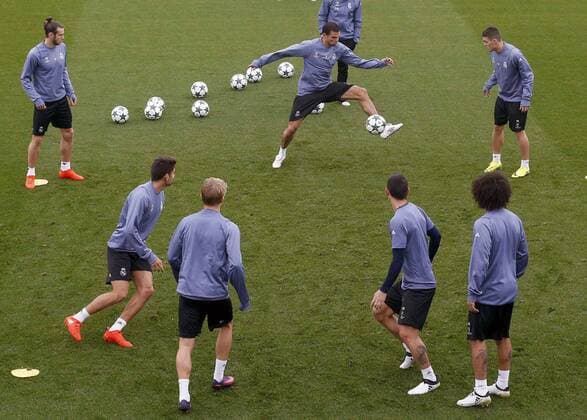 Fußball, CL, Real Madrid Training Real Madrid s players Gareth Bale (L-R, top), Kleper Laveran Pepe and Mateo Kovacic participate in their team s training session at Valdebebas complex in Madrid, central Spain, 17 October 2016. Real Madrid will face Legia Warsaw at Santiago Bernabeu stadium in Madrid in a Champions League match on 18 October. Real Madrid training session !ACHTUNG: NUR REDAKTIONELLE NUTZUNG!  20161017-636123043885689778