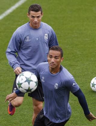 Fußball, CL, Real Madrid Training Real Madrid s players Cristiano Ronaldo (L) and Danilo Da Silva participate in their team s training session at Valdebebas complex in Madrid, central Spain, 17 October 2016. Real Madrid will face Legia Warsaw at Santiago Bernabeu stadium in Madrid in a Champions League match on 18 October. Real Madrid training session !ACHTUNG: NUR REDAKTIONELLE NUTZUNG!  20161017-636123044525281578