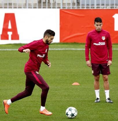 Fußball, CL, Atletico Madrid Training Atletico Madrid s players Yannick Carrasco (L) and Nico Gaitan participate in their team s training session at Cerro del Espino complex in Majadahonda, near Madrid, central Spain, 17 October 2016. Atletico Madrid will face Rostov in Russia in a Champions League match on 19 October. ATLETICO MADRID TRAINING SESSION !ACHTUNG: NUR REDAKTIONELLE NUTZUNG!  20161017-636123050108761994