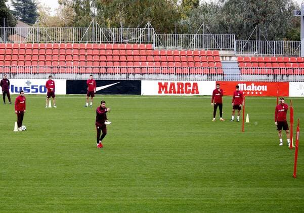 Fußball, CL, Atletico Madrid Training Atletico Madrid s Argentinian head coach Diego Simeone (C-left) leads his team s training session at Cerro del Espino complex in Majadahonda, near Madrid, central Spain, 17 October 2016. Atletico Madrid will face Rostov in Russia in a Champions League match on 19 October. ATLETICO MADRID TRAINING SESSION !ACHTUNG: NUR REDAKTIONELLE NUTZUNG!  20161017-636123058032716942