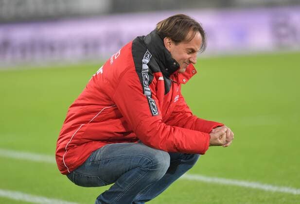 14.10.2016,Fussball, 2. LIGA, Saison 2016 2017, 9. Spieltag, SCHÜCO-ARENA, BIELEFELD DSC ARMINIA BIELEFELD - WÜRZBURGER KICKERS 0 - 1 Rüdiger Rehm (Trainer Arminia Bielefeld), Aktion, Einzelbild, Quer, Mimik, Gestik, Enttäuscht, Enttäuschung, Trainer, Coach