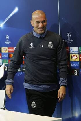 Fußball, CL, Real Madrid Pressekonferenz Real Madrid s French head coach Zinedine Zidane arrives to give a press conference PK Pressekonferenz at Valdebebas complex in Madrid, central Spain, 17 October 2016. Real Madrid will face Legia Warsaw at Santiago Bernabeu stadium in Madrid in a Champions League match on 18 October. Real Madrid press conference !ACHTUNG: NUR REDAKTIONELLE NUTZUNG!  20161017-636123101639645917
