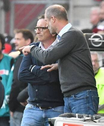 16.10.2016, xfux, Fussball 1.Bundesliga, FSV Mainz 05 - SV Darmstadt 98, emspor emonline, v.l. Trainer Norbert Meier (SV Darmstadt 98), Sportdirektor, Sportlicher Leiter Holger Fach (SV Darmstadt 98) gibt Anweisungen, gestikuliert, mit den Armen gestikulieren gives instructions, gesticulate, gesticolando. Mainz