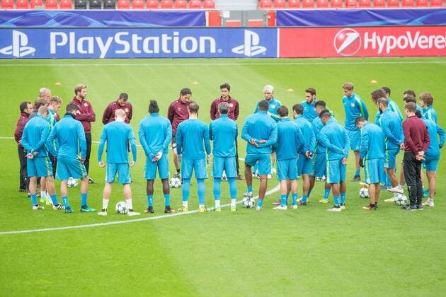 Bilder des Tages - SPORT Roger Schmidt (Trainer, Bayer 04 Leverkusen) bei der Besprechung auf dem Platz der BayArena, Training Bayer 04 Leverkusen, Fussball, UEFA Champions League, 17.10.2016, Leverkusen Copyright: xDeutzmannx xEibner-Pressefotox EP_cdn