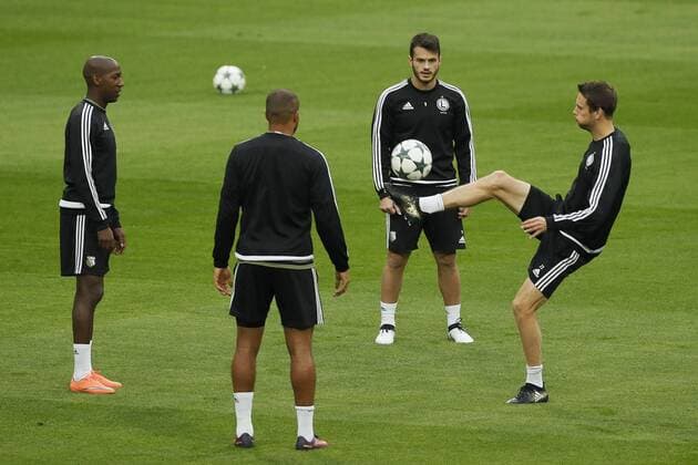Legia Warsaw s players Steeven Langil (L), Waleri Kazaiszwili (C) and Kasper Hamalainen (R) during the training held at Santiago Bernabeu stadium in Madrid, Spain on 17 October 2016. Real Madrid will face Legia Warsaw at Santiago Bernabeu stadium in Madrid in a Champions League match on 18 October. Legia Warsaw s training !ACHTUNG: NUR REDAKTIONELLE NUTZUNG!  20161017-636123306296243110